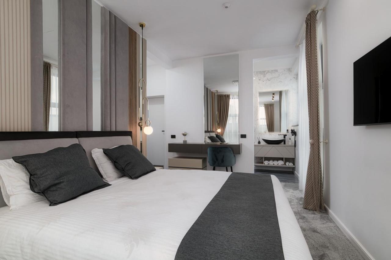 Peninsula Luxury & *