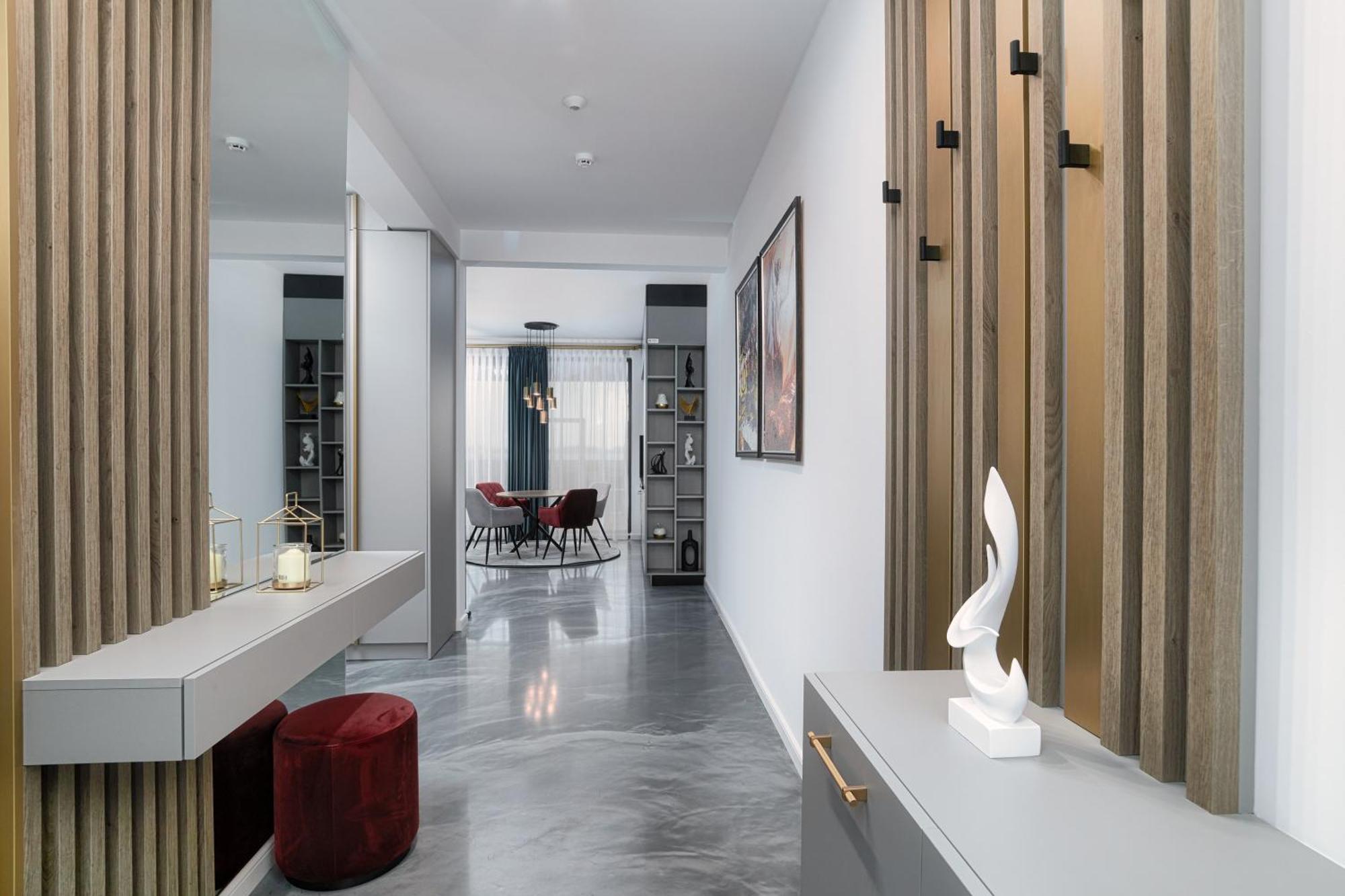 Peninsula Luxury & *